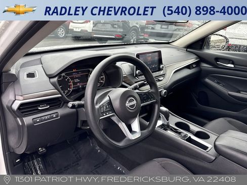Used 2025 Nissan Altima 2.5 SV FWD image 4
