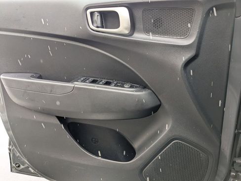 Used 2025 Hyundai Venue SEL image 11