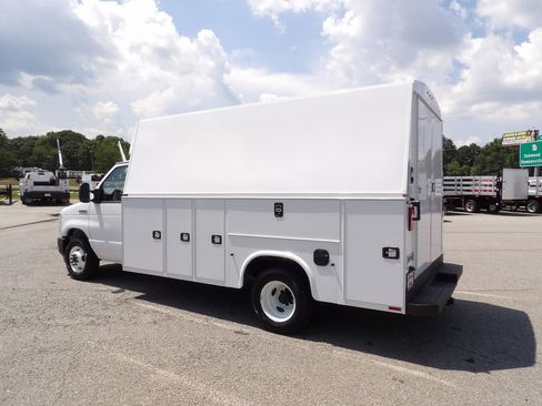 Used 2024 Ford E-350 and Econoline 350 Super Duty w/ Driver's Safety Package RWD image 4