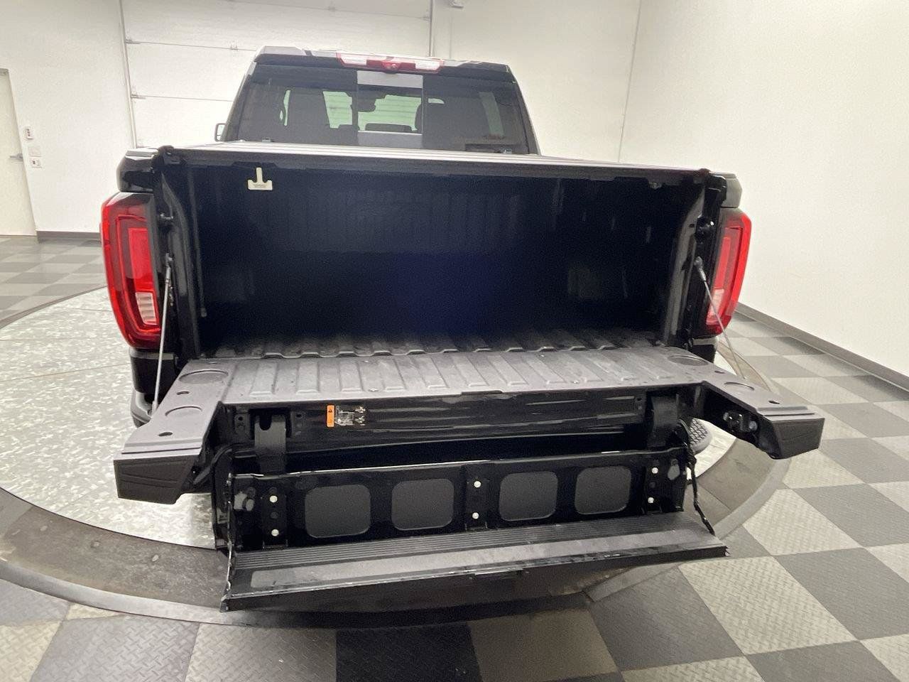 Certified 2024 GMC Sierra 1500 AT4 w/ Technology Package AWD/4WD image 38