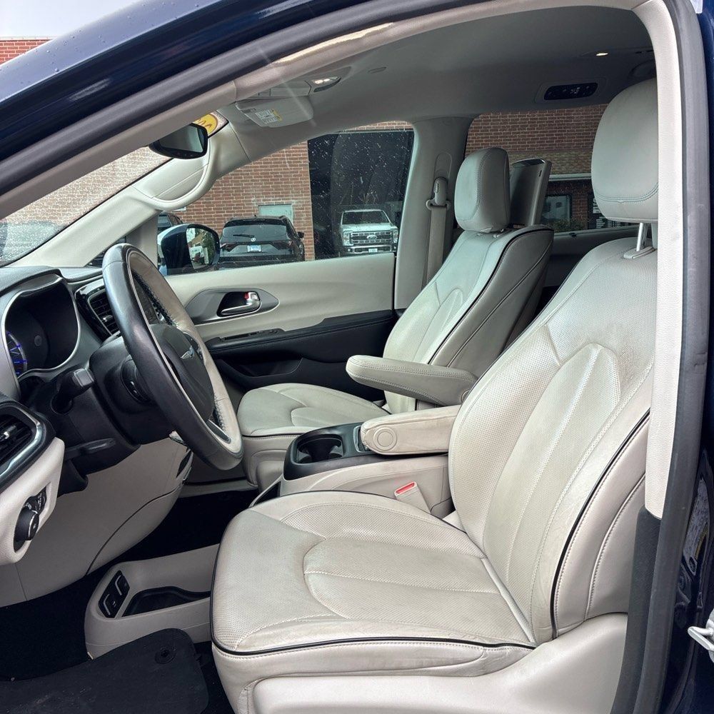 Used 2020 Chrysler Pacifica Limited w/ Advanced Safetytec Group FWD image 5