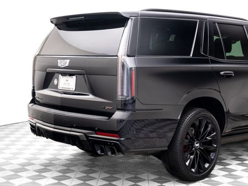 Certified 2025 Cadillac Escalade V w/ LPO, ONYX Package image 39