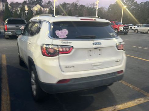 Used 2022 Jeep Compass Latitude image 10