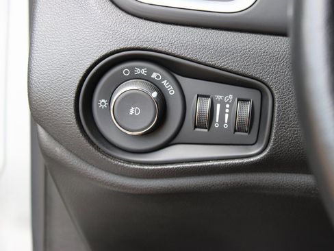 Used 2018 Jeep Renegade Latitude w/ Cold Weather Group AWD/4WD image 20