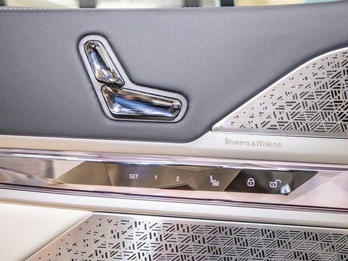 Used 2025 BMW 760i xDrive w/ Executive Package image 14