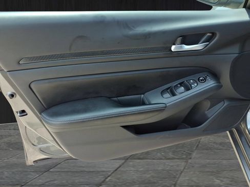 Used 2025 Nissan Altima 2.5 SV FWD image 13