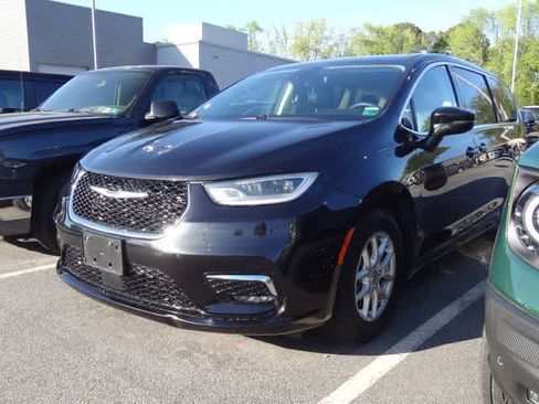 Used 2023 Chrysler Pacifica Touring-L image 1