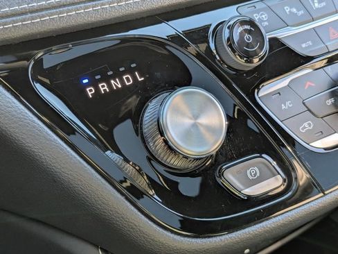 Used 2023 Chrysler Pacifica Limited w/ Uconnect Theater Family Group image 17