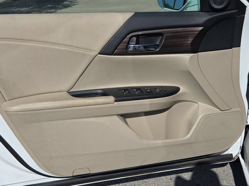 Used 2016 Honda Accord EX image 10