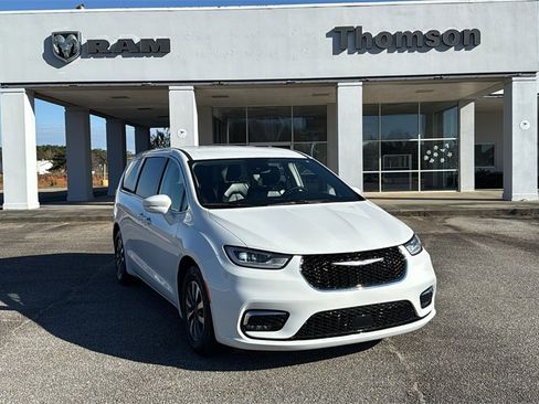 Used 2022 Chrysler Pacifica Touring-L image 2