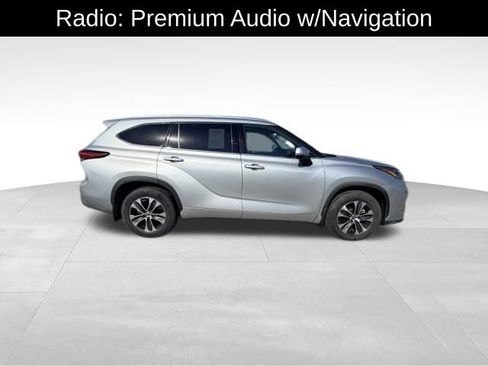 Used 2020 Toyota Highlander XLE AWD/4WD image 4