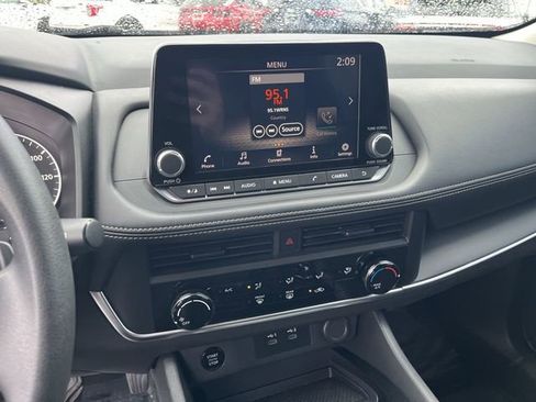 Used 2024 Nissan Rogue S image 27