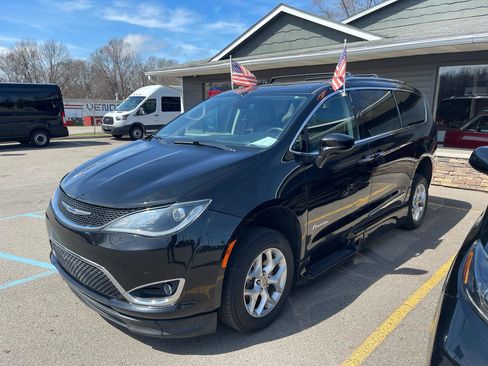 Used 2020 Chrysler Pacifica Touring-L w/ Tire & Wheel Group FWD image 30
