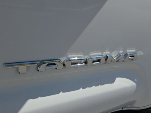 Used 2020 Toyota Tacoma TRD Off-Road image 18