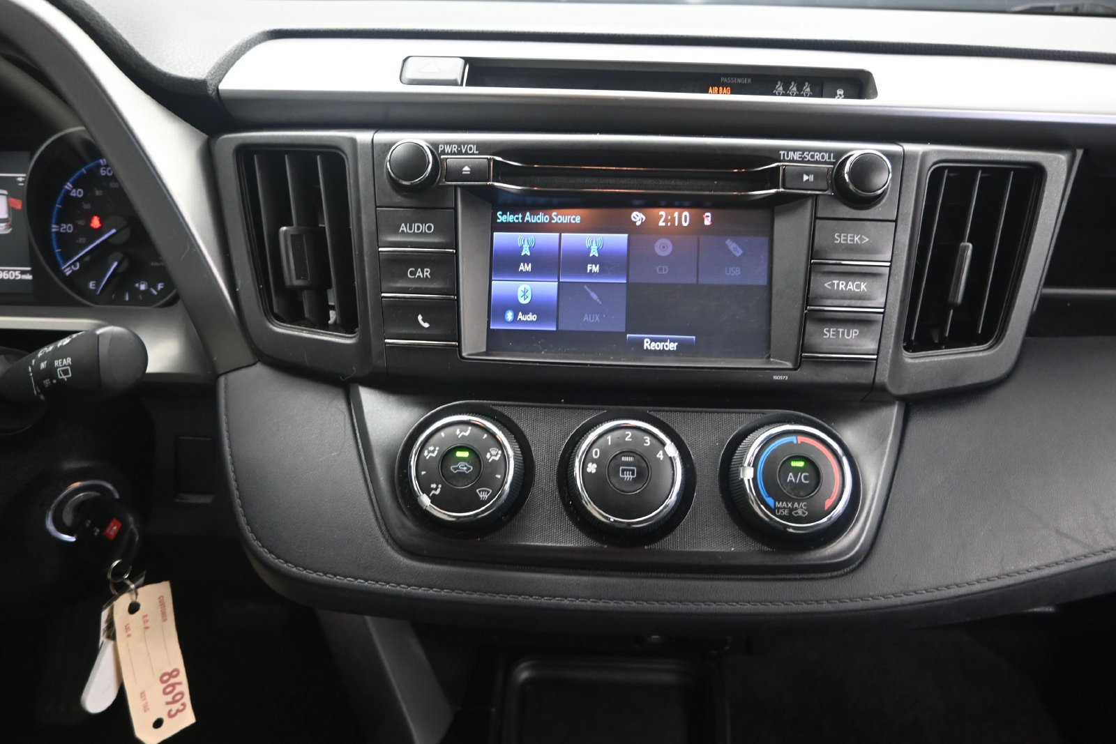 Used 2018 Toyota RAV4 LE FWD image 28