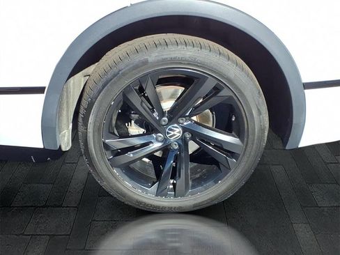 Used 2023 Volkswagen Tiguan SE R-Line image 11