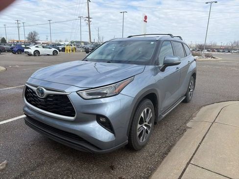 Used 2022 Toyota Highlander XLE AWD/4WD image 4