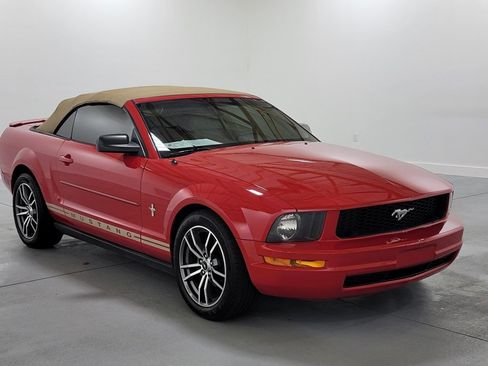 Used 2008 Ford Mustang Convertible RWD image 2