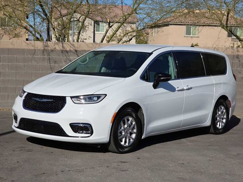 Certified 2024 Chrysler Pacifica Touring-L image 5