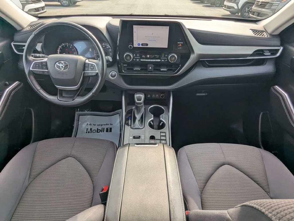 Used 2025 Toyota Highlander LE FWD image 17