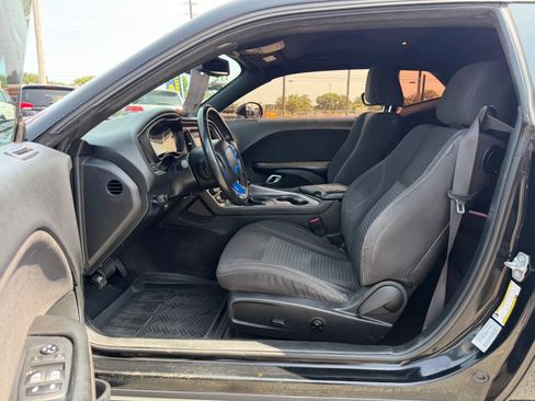 Used 2016 Dodge Challenger SXT RWD image 5