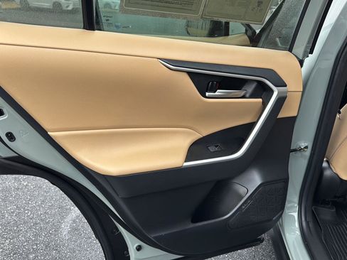 Used 2023 Toyota RAV4 XLE Premium image 15