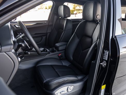 Certified 2026 Porsche Macan AWD/4WD image 5