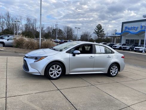 Used 2025 Toyota Corolla LE image 5