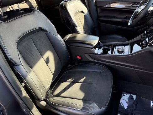 Used 2023 Jeep Grand Cherokee Altitude image 14