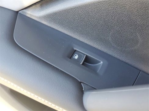 New 2025 Volkswagen Tiguan SE image 14