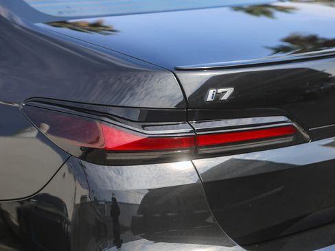 Used 2025 BMW i7 eDrive50 w/ M Sport Package image 7