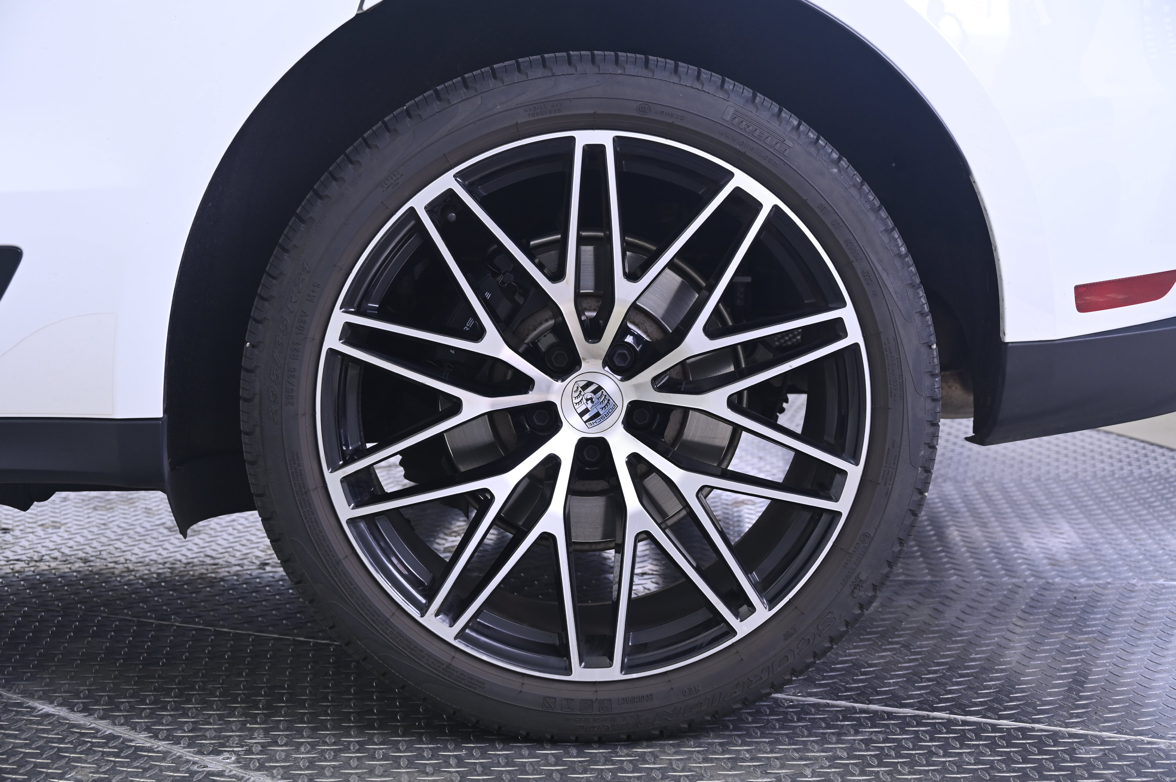 Certified 2024 Porsche Macan AWD/4WD image 12