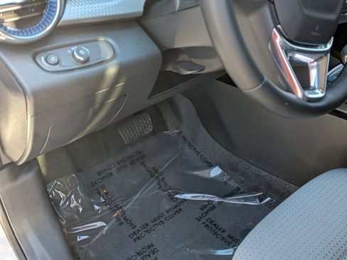 Used 2025 Chevrolet Trax LT w/ LT Convenience Package image 17