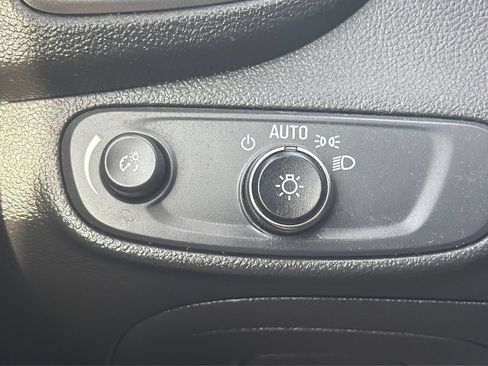 Used 2020 Chevrolet Trax LT w/ LT Convenience Package FWD image 17
