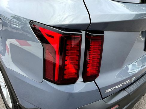 Certified 2023 Kia Sorento LX FWD image 23