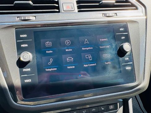 Used 2018 Volkswagen Tiguan SEL FWD image 26