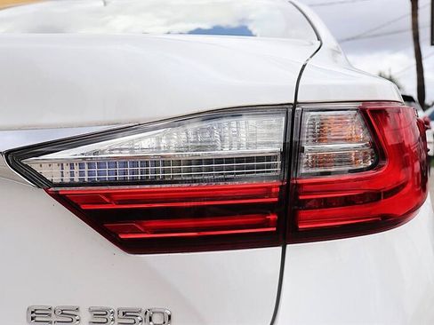 Used 2016 Lexus ES 350 w/ Luxury Package w/Wood Trim FWD image 32