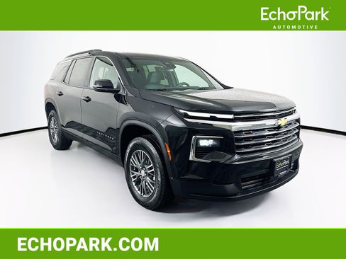 Used 2025 Chevrolet Traverse LT image 1
