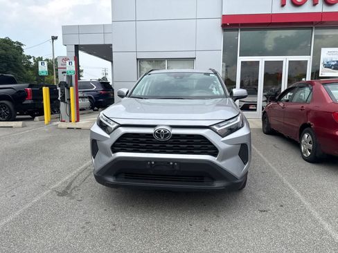 Used 2025 Toyota RAV4 XLE AWD/4WD image 2
