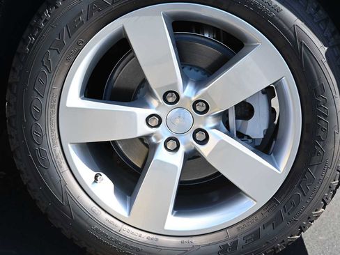 Used 2023 Land Rover Defender 90 X-Dynamic SE image 10