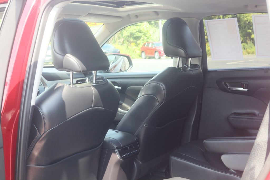 Certified 2021 Toyota Highlander XLE AWD/4WD image 30