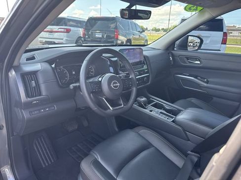 Used 2025 Nissan Pathfinder SL FWD image 11