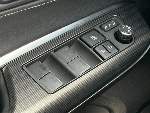 Used 2022 Toyota Venza XLE image 30