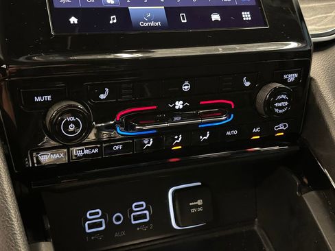 Used 2023 Jeep Grand Cherokee Laredo w/ Luxury Tech Group I AWD/4WD image 15