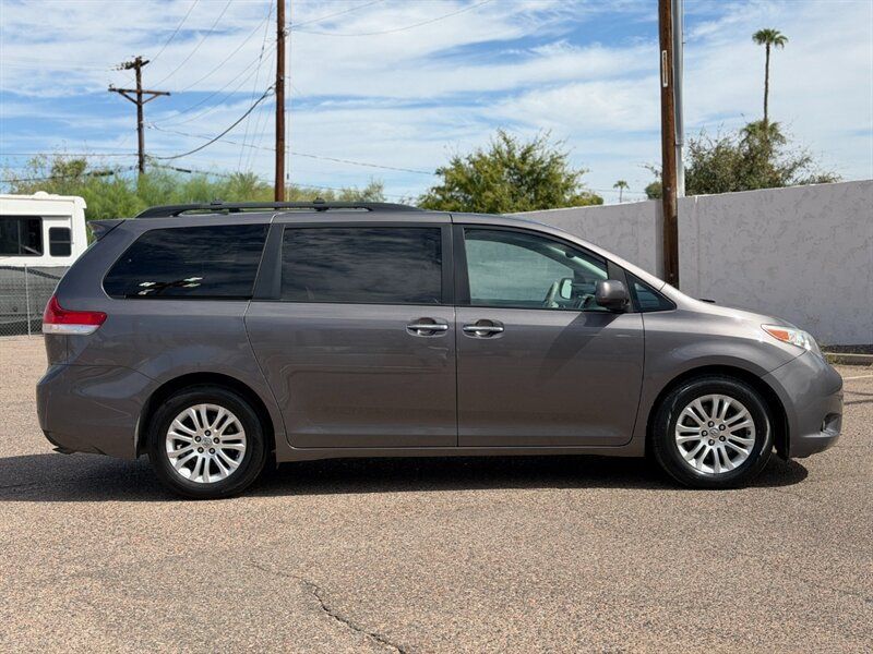 Used 2014 Toyota Sienna XLE w/ XLE Premium Package FWD image 3
