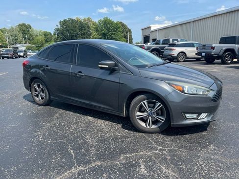 Used 2017 Ford Focus SE FWD image 2