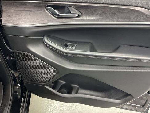 Used 2023 Jeep Grand Cherokee Limited w/ Black Appearance Package image 9