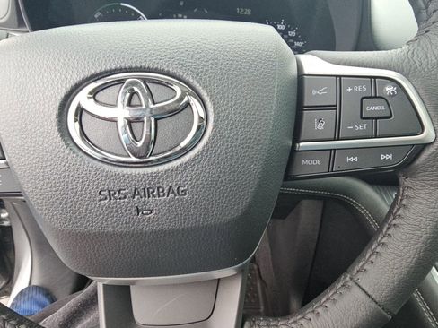 Used 2026 Toyota Sienna XLE image 12