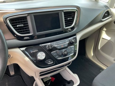 Used 2018 Chrysler Pacifica LX FWD image 9