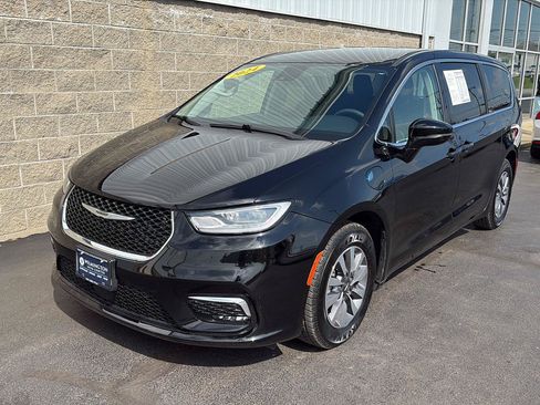 Used 2024 Chrysler Pacifica Limited FWD image 38